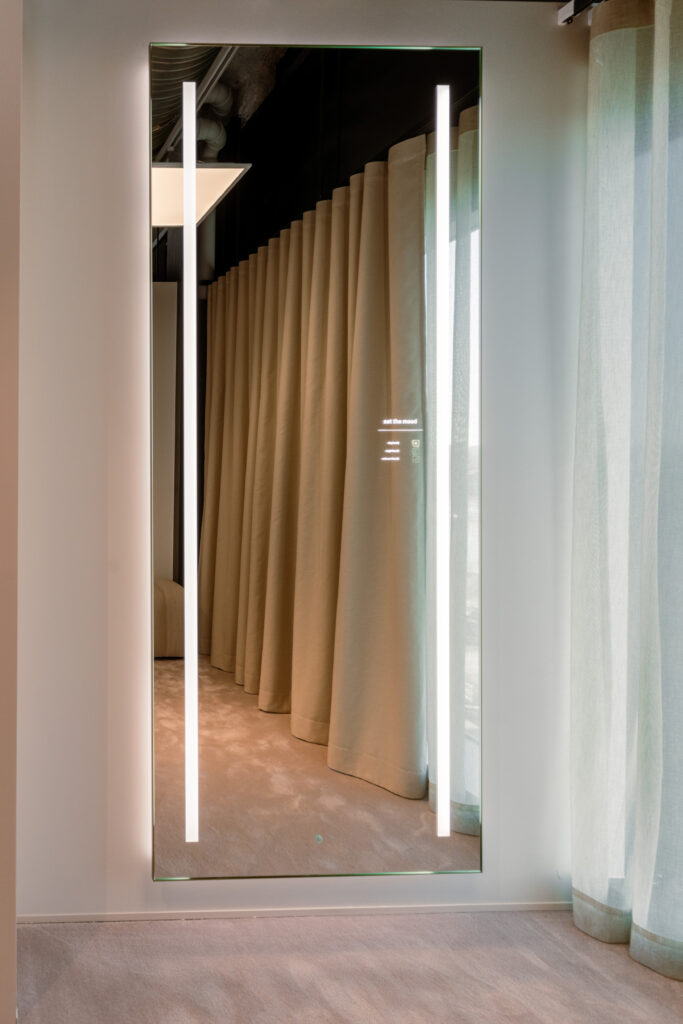 Lichtspiegel mit individuellem Touch-Display bei Engelhorn im Grid X