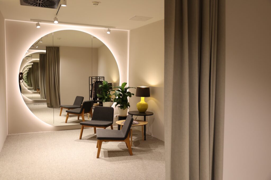 Individueller runder Lichtspiegel mit Hintergrundbeleuchtung in moderner Lounge